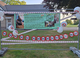 Abraham spandoek op bouwhek