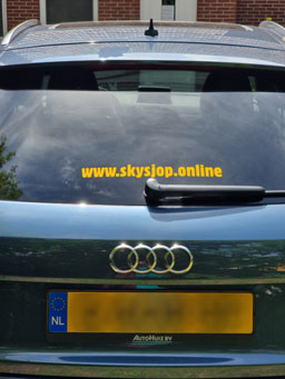 Webadres op achterruit auto