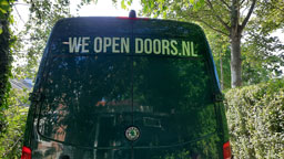We open doors plakletters op busje