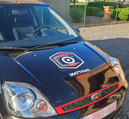 Fullcolour logosticker boven plakletters op auto