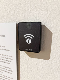 Guide ID museum luister apparaat met vormsticker