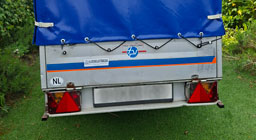 Logosticker keuring op aanhanger