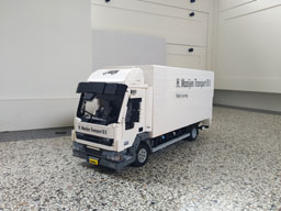 Stickers op modelvrachtwagen