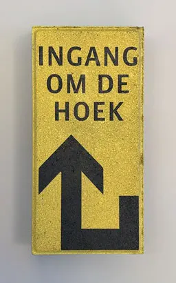 Halve stoeptegel met informatie